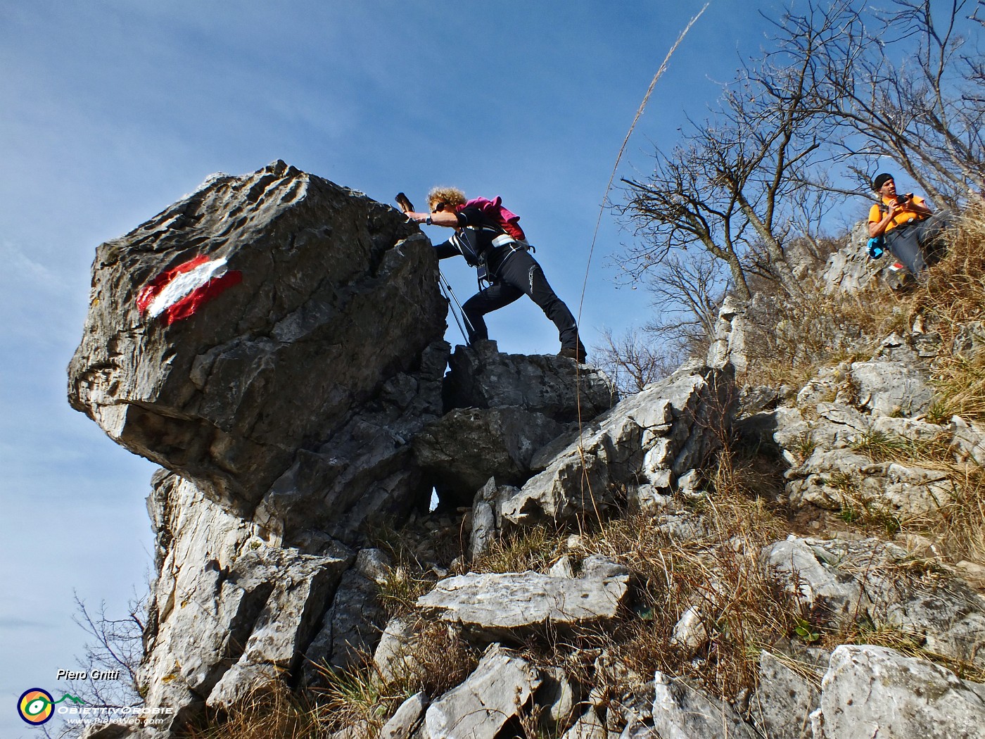 46 Se parte finisce a tuffo nel lago !.JPG